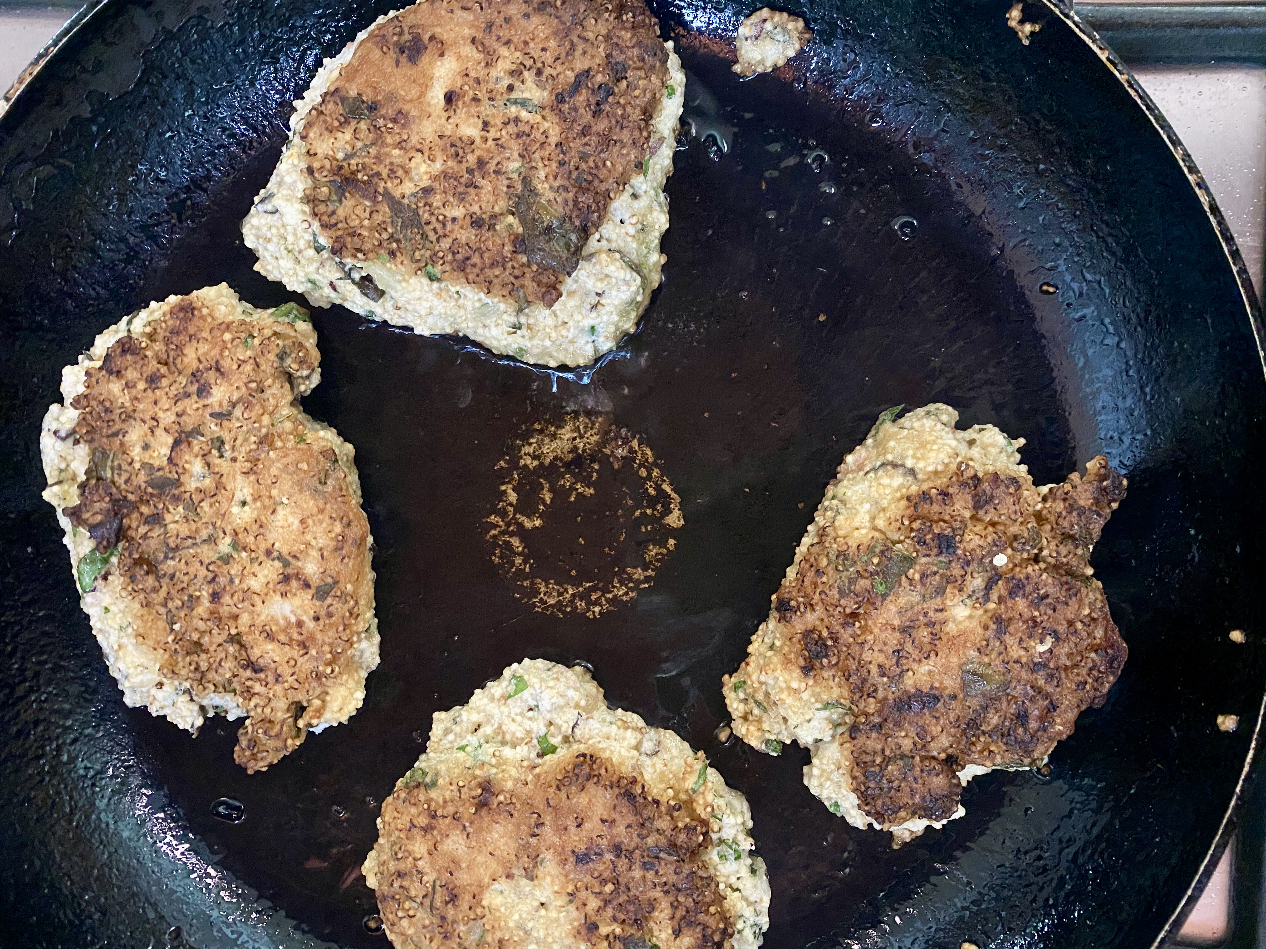 Amaranth fritters frying