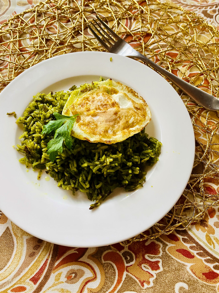 Green rice with fried egg 