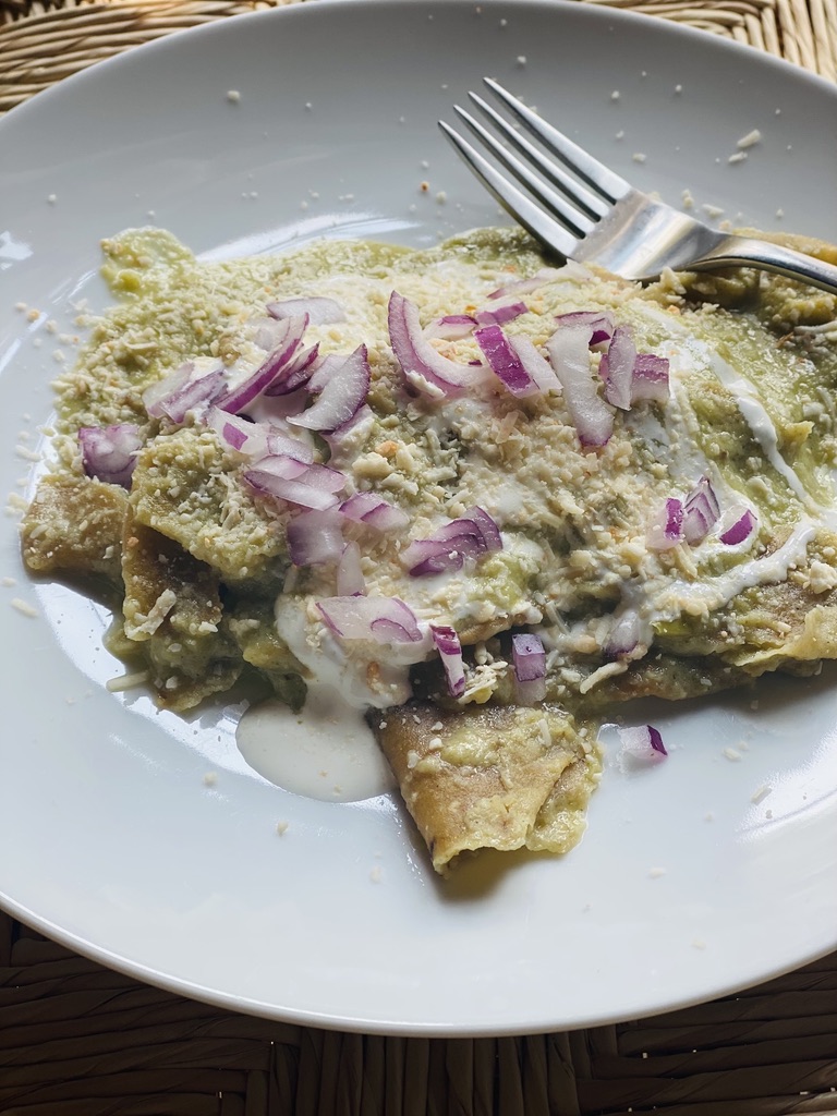 Close up of chilaquiles suizos