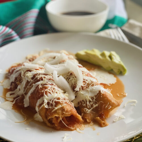Chicken enjitomatadas with beans and avocado