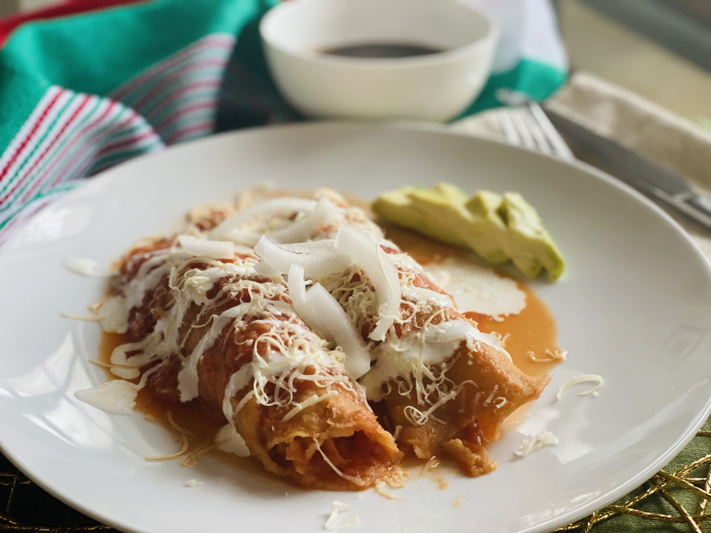 Chicken enjitomatadas with beans and avocado