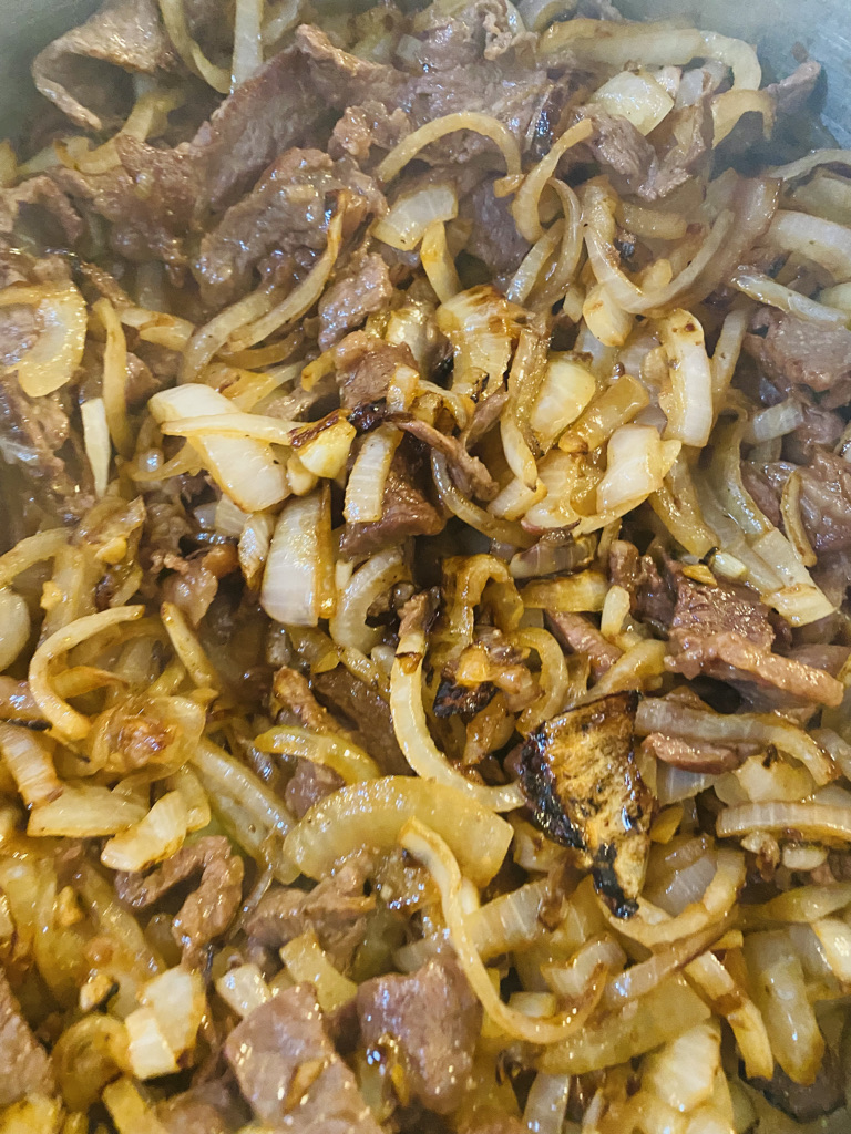 bistec encebollado in pan 